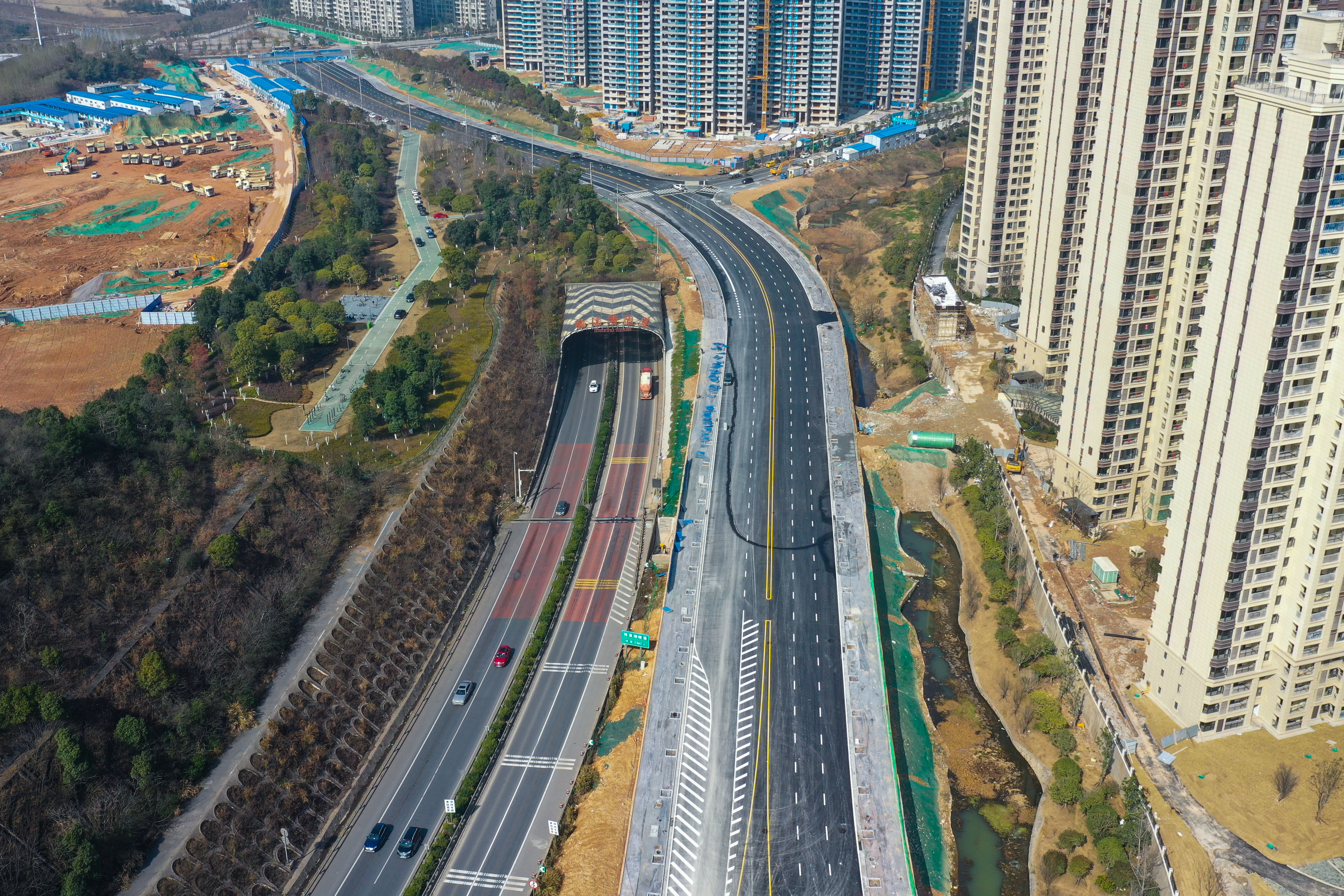 目前梅浦联络线北段（梅溪湖西延线-学湖路）主体工程建设完成，将为南段建设提供便利条件。长沙晚报全媒体记者 陈焕明 通讯员 邓心怡 摄影报道