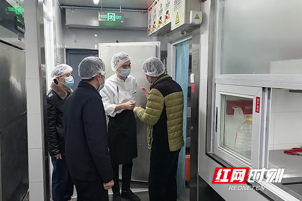 市场监管部门对承办年夜饭的大型餐饮、连锁餐饮门店开展专项检查。1.jpg