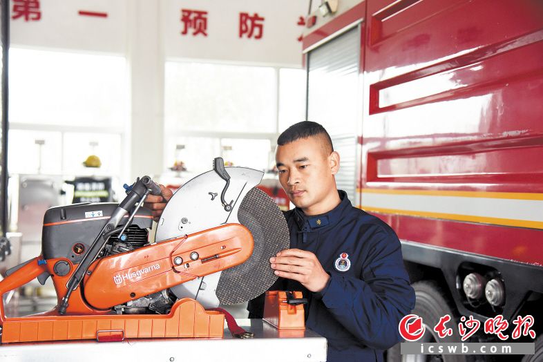 　　在书堂山消防救援站，消防员李亚东努力熟悉消防车上各类装备，为成为驾驶员做准备。　　长沙晚报全媒体记者 刘琦 摄