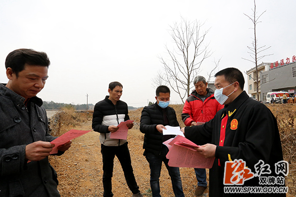 64.庭审后，法官向周边村民群众发放相关资料_副本.jpg