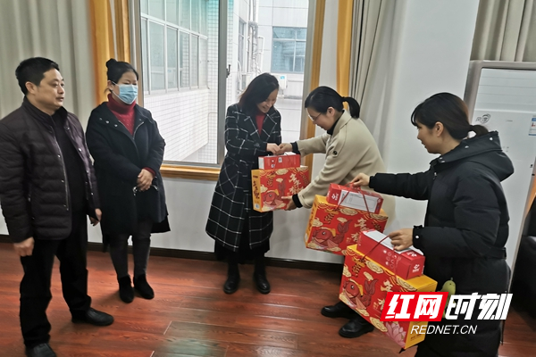 蓉园社区党委书记苏莲给辖区单位工作人员送上慰问品_副本.jpg