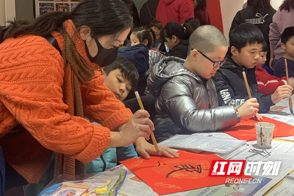 亲子家庭同写“福”字.jpg