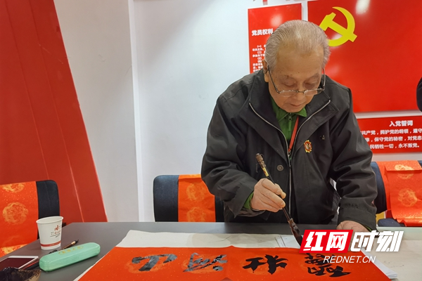 刘老写下“山河壮丽”.jpg