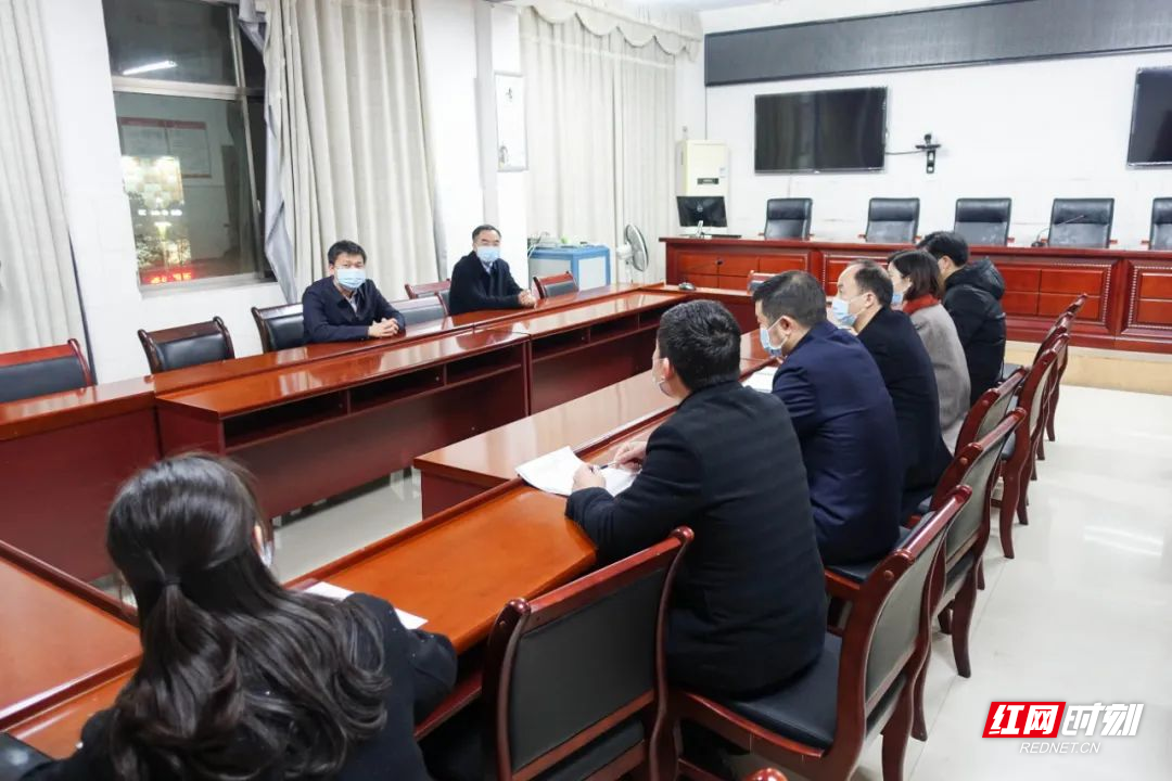 政务要闻 正文随后罗国宇来到安仁县疫情防控指挥部,看望慰问基层一线