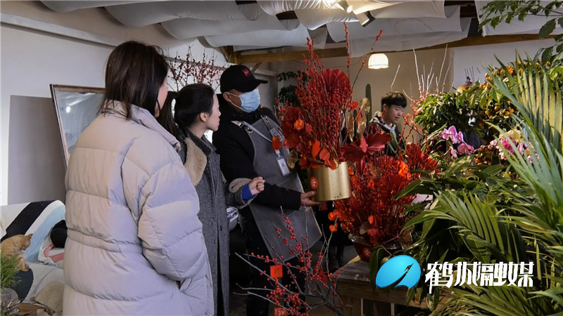 春节临近 花卉市场人气旺.mp4_20210205_150234.272.jpg