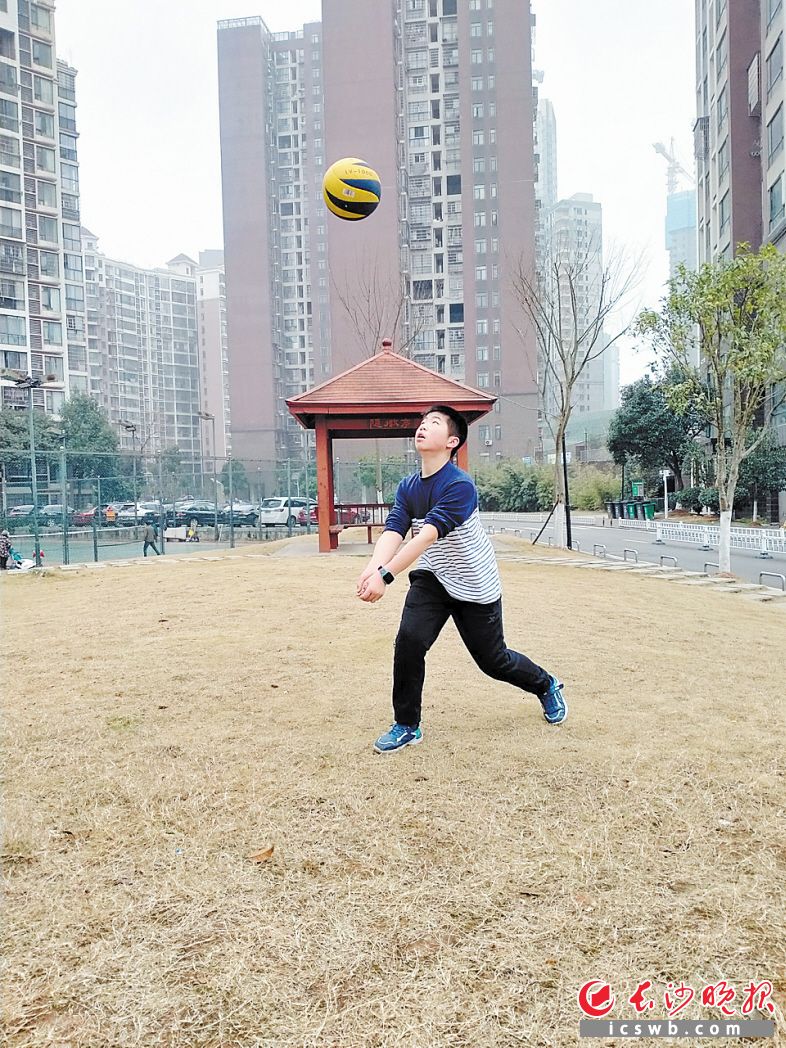排球成了面临中考体育的初中学生最热门的锻炼项目。图为长沙麓山外国语学校学生在寒假期间运动打卡。麓山外国语学校供图