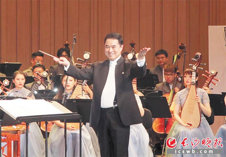 　　湖南民族乐团艺术总监、著名指挥家王甫建将传统笛曲《欢乐歌》改编为民乐合奏曲，高音悠扬清远，低音含蓄婉转。长沙音乐厅 供图