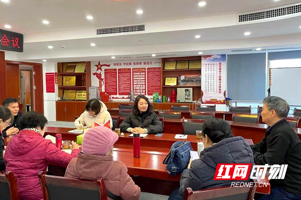与国企离退休党员代表见面，了解诉求.jpg