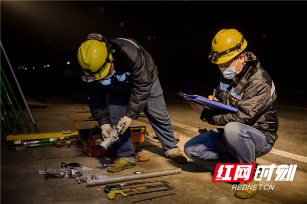 桑玉吉和工友们在认真清点工具材料.png