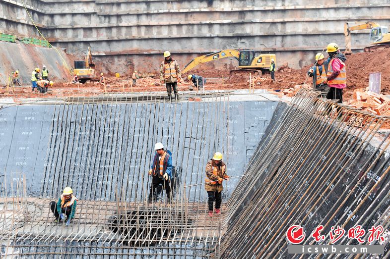 　　长沙市轨道交通第二控制中心施工现场，工人们在紧张忙碌。　　均为长沙晚报全媒体记者 王志伟 摄