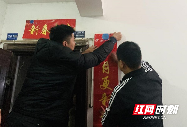 街道党工委书记陈高峰、党工委副书记廖攀来到环卫工人家里了解生活情况，并为其家贴上对联。2.jpg