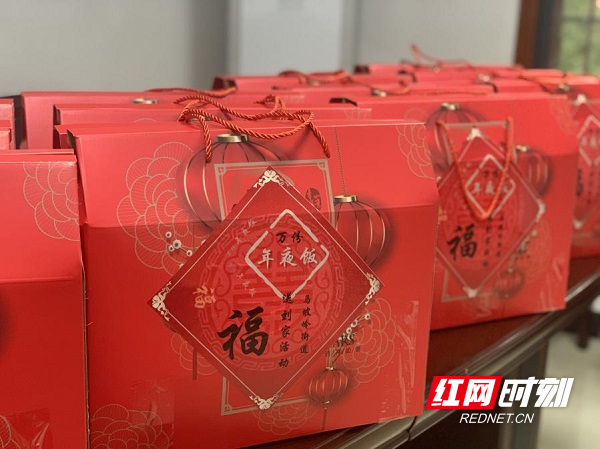 马坡岭街道工作人员为环卫工人准备的年夜饭。.jpg