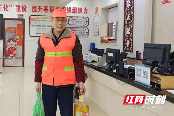 环卫工老陈收到了爱心企业赠送的米油，非常开心.jpg
