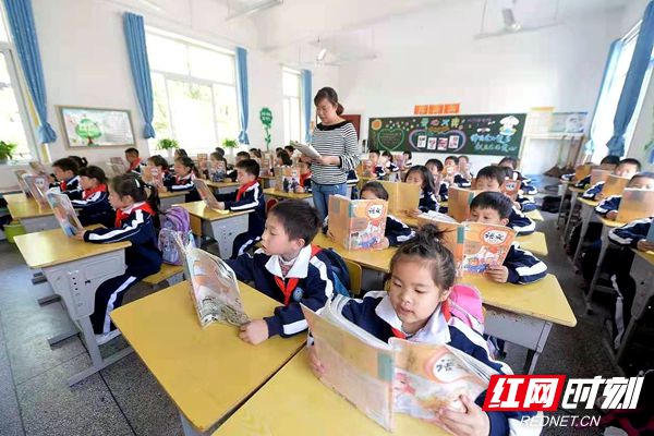 湘机小学学生在宽敞明亮的教室学习。.jpg