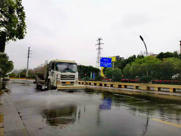 图二高压车冲洗育才路.jpg