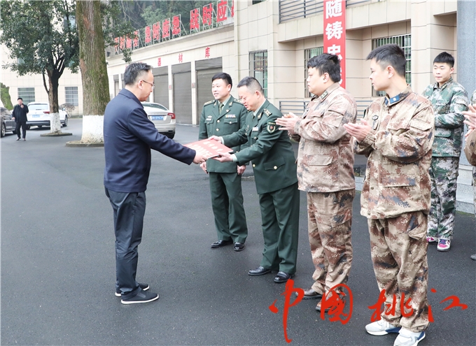 2月9日上午,桃江县委书记汤跃武,县委副书记,县长黄劲和县五大家领导