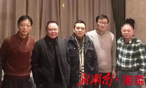 左起，《美食方》作者彭文杰，《青瓷》作者浮石，《国画》作者王跃文，《沧浪之水》作者阎真，《风起》作者张效雄