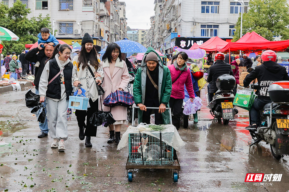 县文昌路交易市场,市民满载而归.