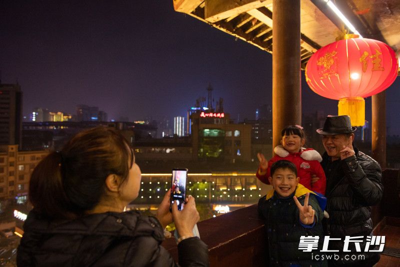 游客们站在天心阁顶正在拍照。