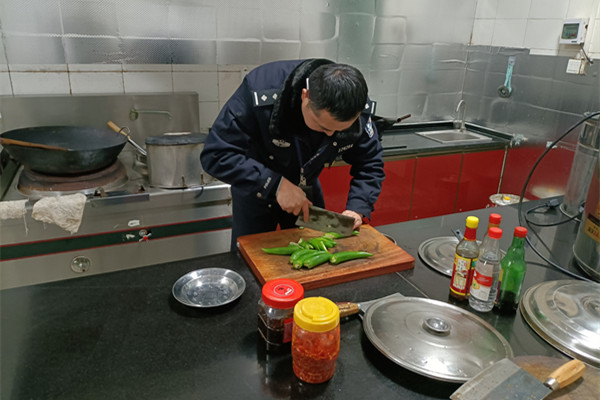 食堂放假，自己动手，两个人、两碗饭、两个菜6.jpg