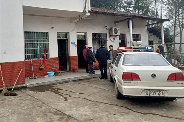 下午15时许接群众报警称家中被盗，立即出警.jpg