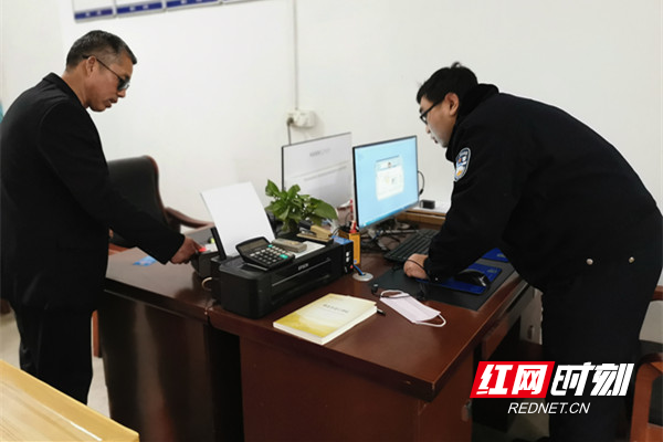 早上刚起床就有到派出所来采集指纹的.jpg