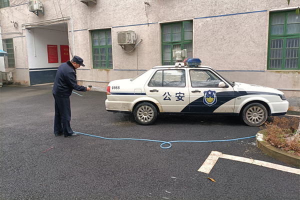 中午对警车进行清洗.jpg