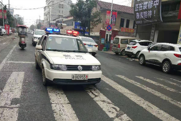 下午对辖区主要路段进行巡逻防控、疏导交通.jpg