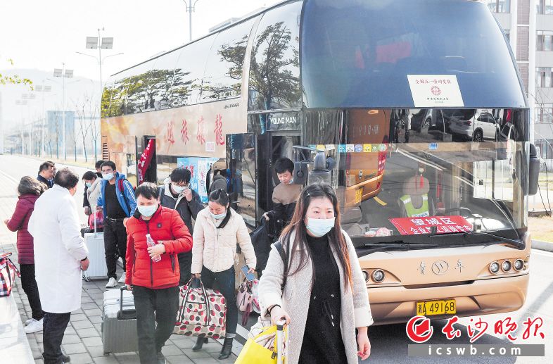 　　2月17日下午，望城区组织的20台爱心大巴车陆续抵达长沙比亚迪电子工厂内，企业返岗员工拎着大包小包喜笑颜开下了车，准备第二天开始上班。        长沙晚报全媒体记者 邹麟 摄