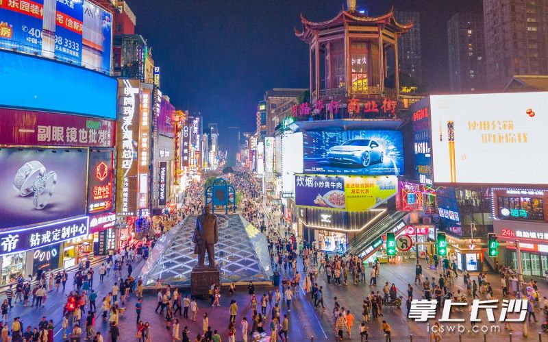 提质改造后的黄兴路步行街,是长沙商业最繁华的片区。长沙晚报全媒体记者 李锋 摄 提质改造后的黄兴路步行街,是长沙商业最繁华的片区。长沙晚报全媒体记者 李锋 摄