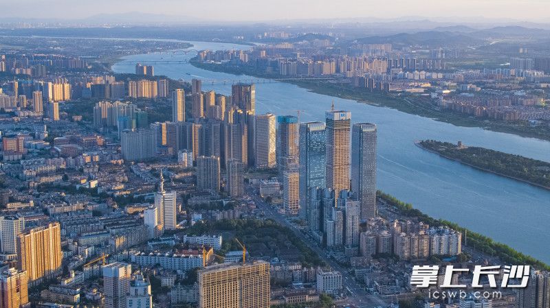 长沙最中心的五一广场到书院路,高低错落的城市建筑勾勒出唯美江岸线。长沙晚报全媒体记者 罗杰科 摄 长沙最中心的五一广场到书院路,高低错落的城市建筑勾勒出唯美江岸线。长沙晚报全媒体记者 罗杰科 摄