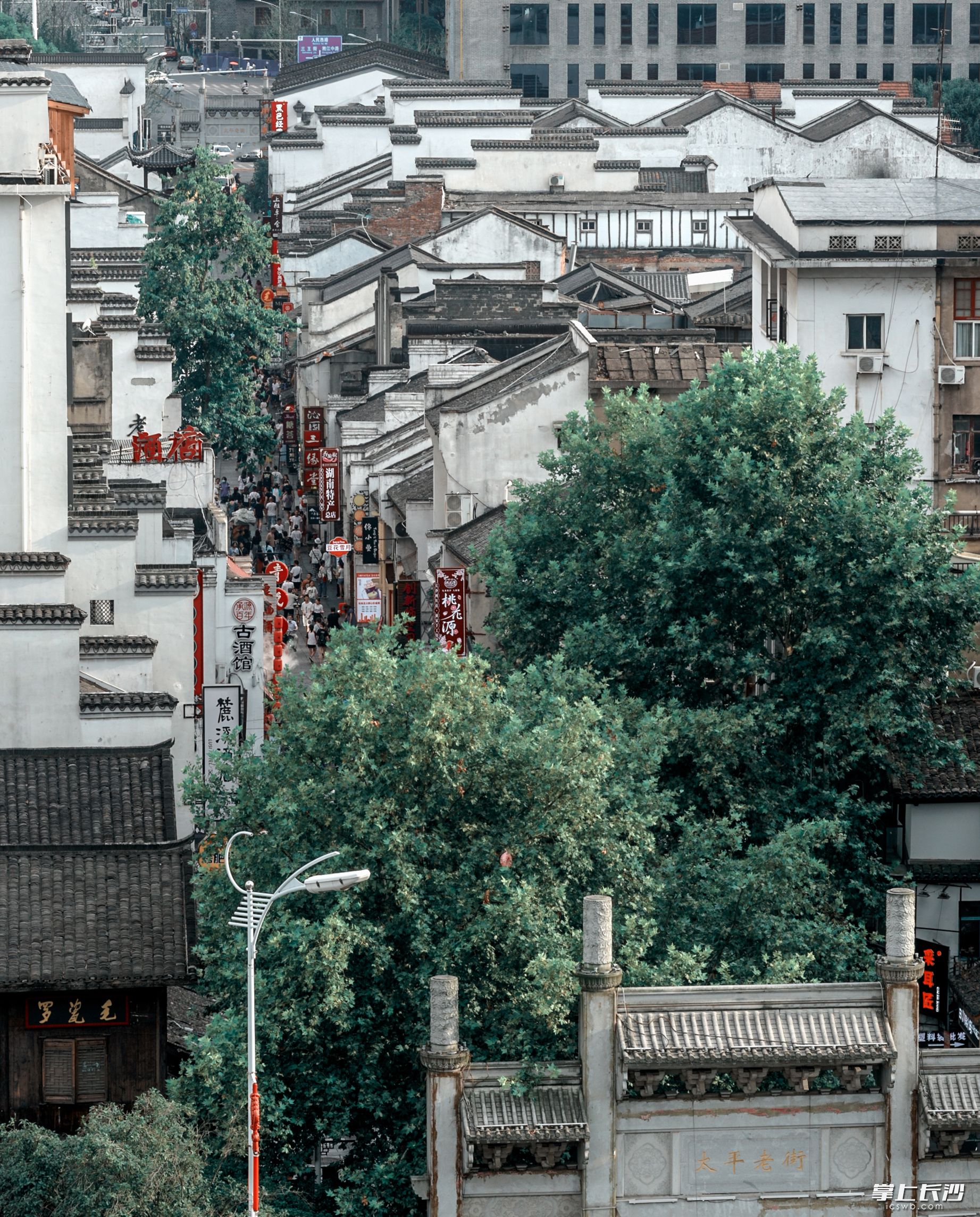 太平老街是长沙最繁华、最热闹的老街,青瓦、坡屋顶、木门窗等老式建筑随处可见,封火墙上印刻着流水般的光阴,古朴的历史气息扑面而来。长沙晚报全媒体记者 陈飞 摄 太平老街是长沙最繁华、最热闹的老街,青瓦、坡屋顶、木门窗等老式建筑随处可见,封火墙上印刻着流水般的光阴,古朴的历史气息扑面而来。长沙晚报全媒体记者 陈飞 摄