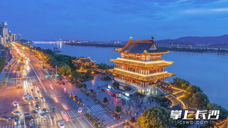 车来车往的湘江大道旁,众多市民在杜甫江阁广场上舞动身心。长沙晚报全媒体记者 邹麟 摄 车来车往的湘江大道旁,众多市民在杜甫江阁广场上舞动身心。长沙晚报全媒体记者 邹麟 摄