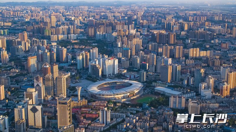 俯瞰城南,高层建筑错落有致的分布在新世纪体育文化中心四周,国际化大都市气息扑面而来。长沙晚报全媒体记者 罗杰科 摄 俯瞰城南,高层建筑错落有致的分布在新世纪体育文化中心四周,国际化大都市气息扑面而来。长沙晚报全媒体记者 罗杰科 摄