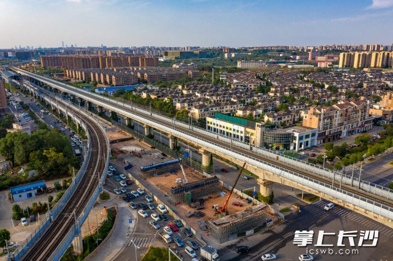 随着地铁1号线、2号线、4号线和长株潭城际铁路、芙蓉南路快速化改造项目顺利通车,在南城,“长株潭半小时通勤圈”已然形成。长沙晚报全媒体记者 陈飞 摄 随着地铁1号线、2号线、4号线和长株潭城际铁路、芙蓉南路快速化改造项目顺利通车,在南城,“长株潭半小时通勤圈”已然形成。长沙晚报全媒体记者 陈飞 摄
