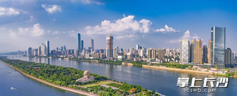 绿意环绕的橘子洲公园东岸，高标准建设的天心区滨江片区，经过多年建设，一幅国际化大都市的画卷徐徐展开。长沙晚报全媒体记者 罗杰科 摄