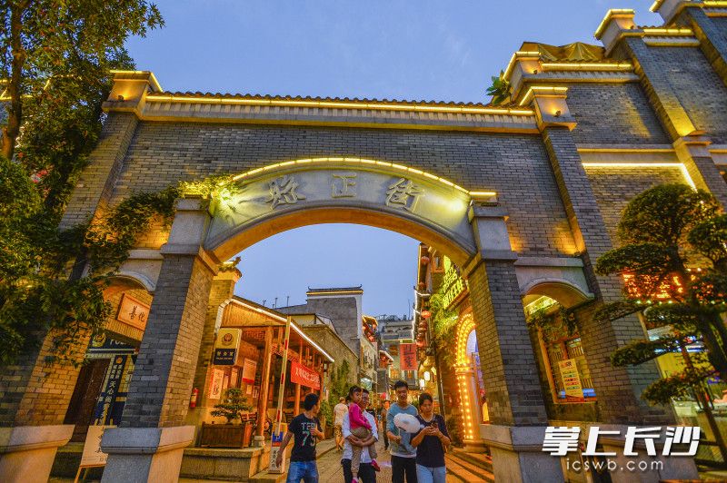 天心区高正街在假期里迎来了游客高峰,傍晚时分,仍有不少游客在此感受长沙老城区的历史气息。长沙晚报全媒体记者 邹麟 摄 天心区高正街在假期里迎来了游客高峰,傍晚时分,仍有不少游客在此感受长沙老城区的历史气息。长沙晚报全媒体记者 邹麟 摄