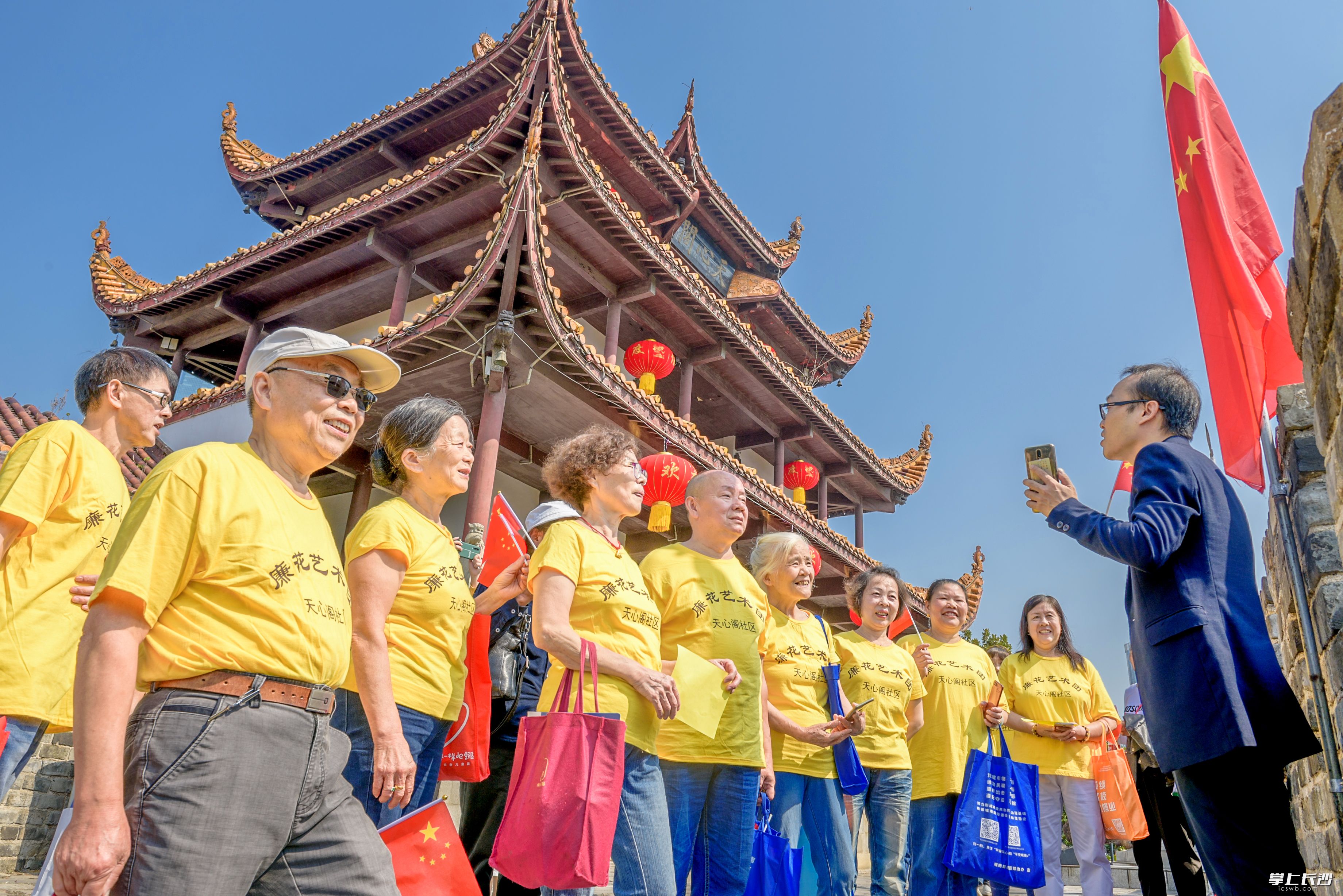 重阳节,市民登上天心阁古城楼,远瞰星城的美丽秋景,零距离感受天心古阁的风华神韵。长沙晚报全媒体记者 陈飞 摄 重阳节,市民登上天心阁古城楼,远瞰星城的美丽秋景,零距离感受天心古阁的风华神韵。长沙晚报全媒体记者 陈飞 摄