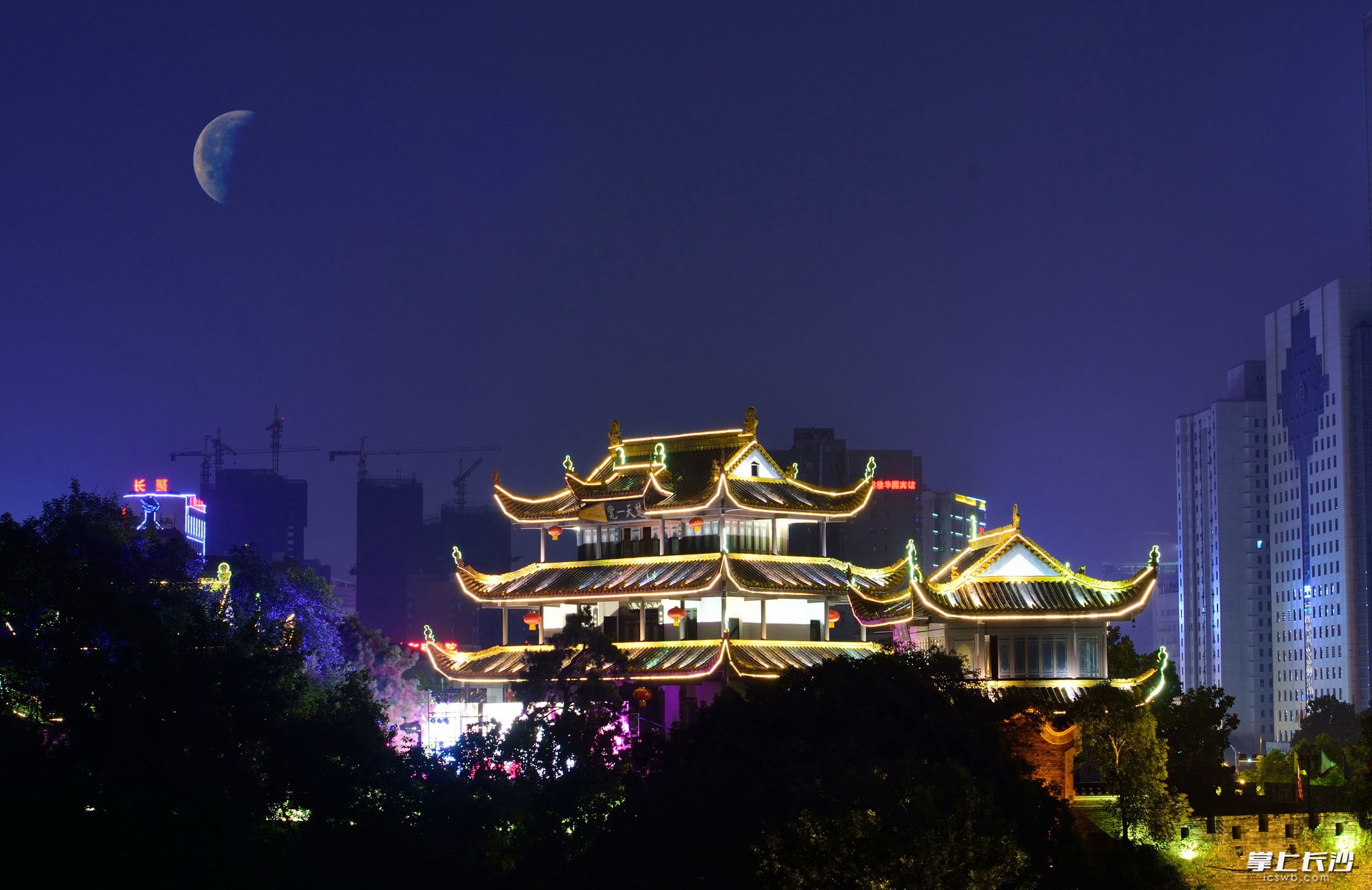 天心阁,月色与古阁相互映衬。长沙晚报全媒体记者 陈飞 摄 天心阁,月色与古阁相互映衬。长沙晚报全媒体记者 陈飞 摄