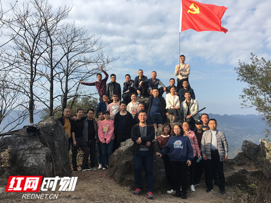 登山照片_副本.jpg 登山照片_副本.jpg