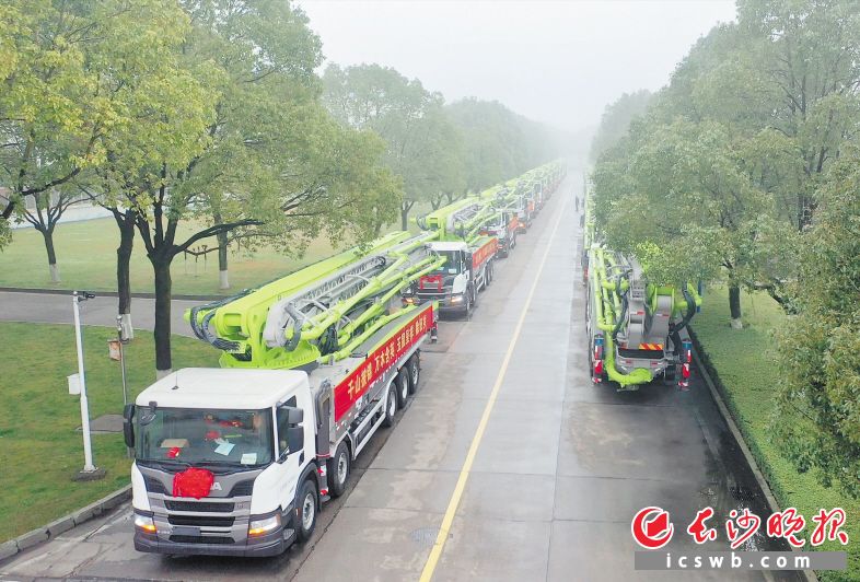 18日，中联重科总价值超11亿元的各系列明星产品发往全国各地。 长沙晚报通讯员 丁未 供图