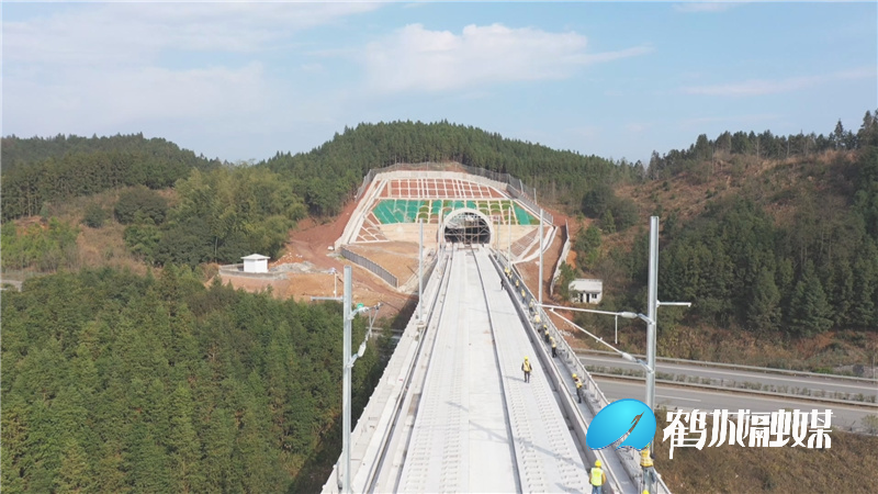 张吉怀铁路：铺设高铁动力网.mpg_20210220_160115.504.jpg