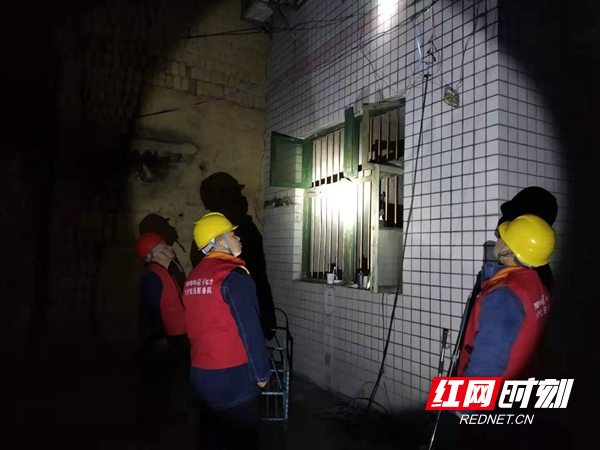 供电员工夜间开展安全用电暨反窃电检查。_副本.jpg