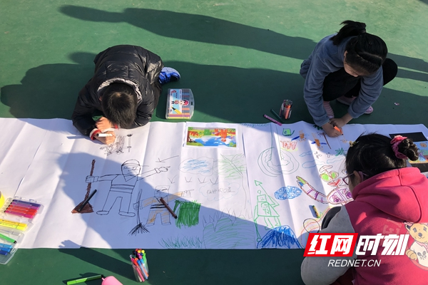 小朋友们正在认真绘画_副本.jpg