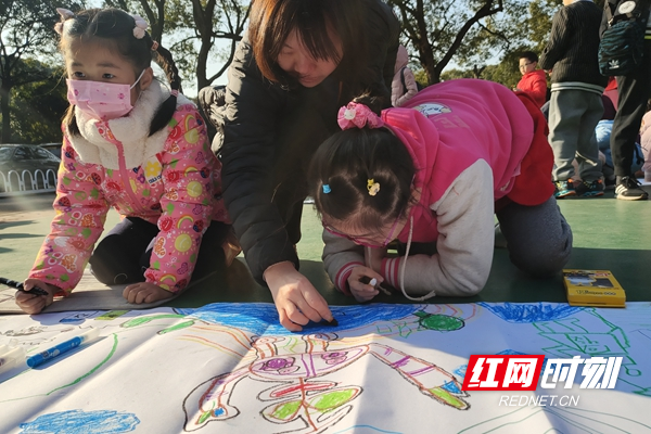 家长和孩子一起绘画_副本.jpg