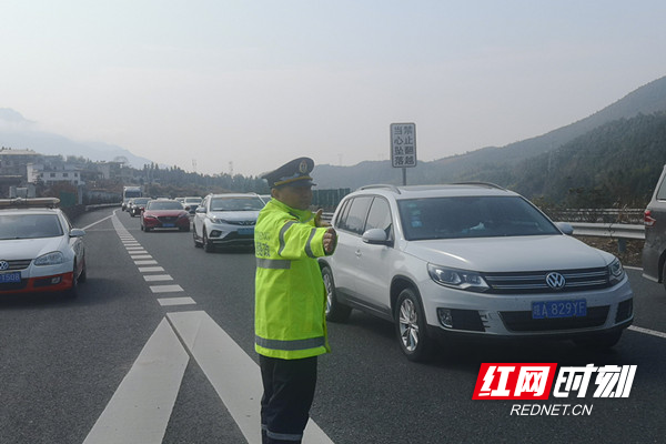 路管员在G0422武深高速郴州段指挥车辆有序通行。.jpg