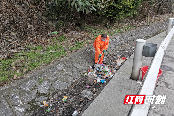 养护人员在G4京港澳高速清理边沟垃圾。.jpg