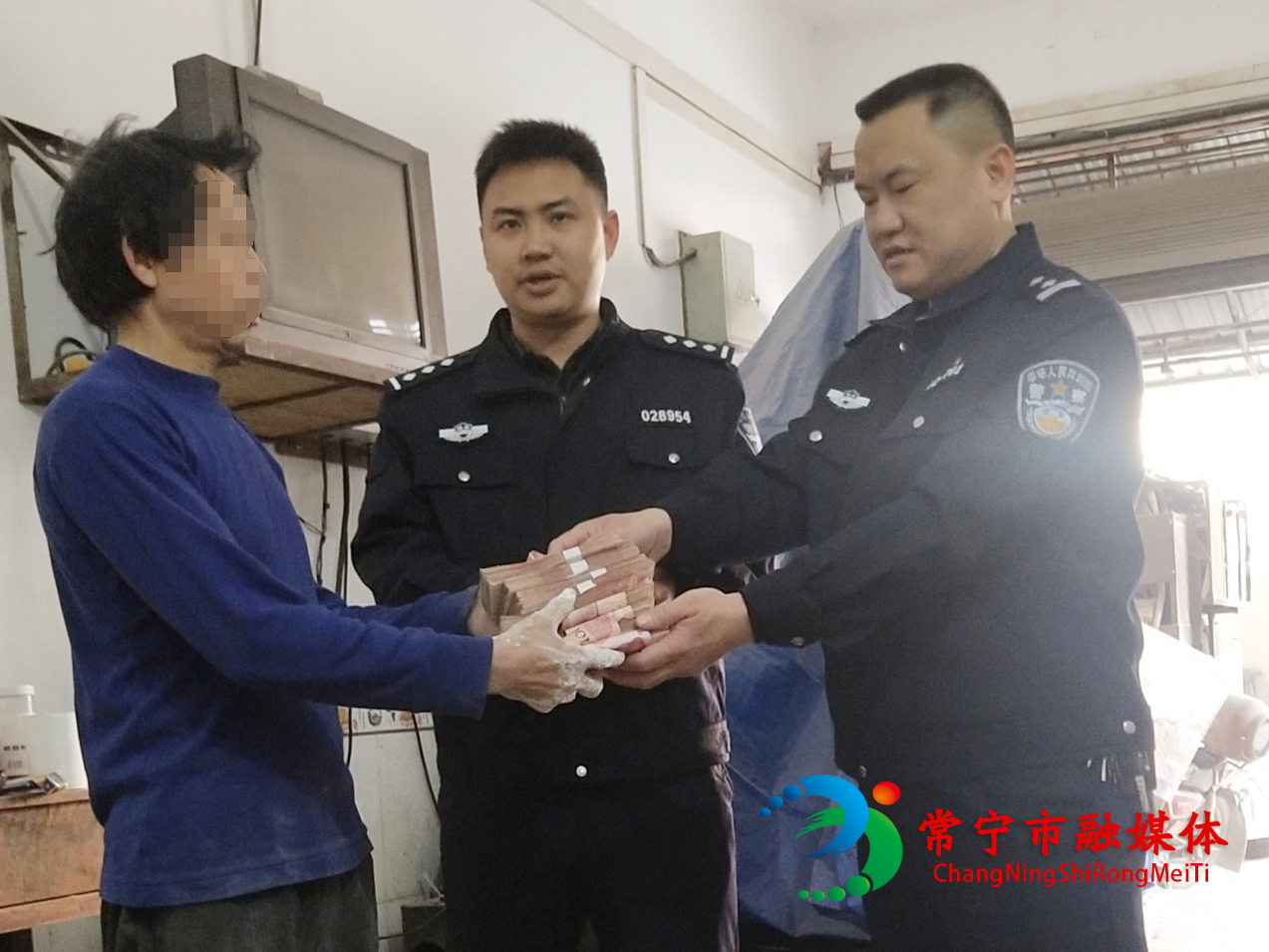 白沙派出所民警发还财物.jpg