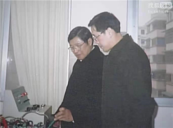 与周兴铭院士（右一）测试产品智能电器参数_副本.jpg