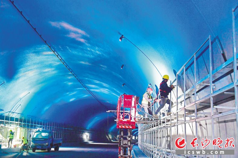 　　目前，位于湘江新区的麓景路南延线工程隧道顶部蓝天白云彩绘已喷涂完毕，正在进行防护板、机电安装等扫尾施工，预计今年6月完工。  长沙晚报全媒体记者 王志伟 陈焕明 摄影报道